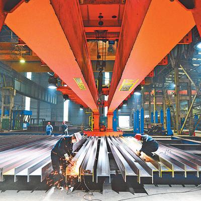 3月31日,安徽马钢长材事业部h型钢生产线成品修磨职工正在对h型钢产品